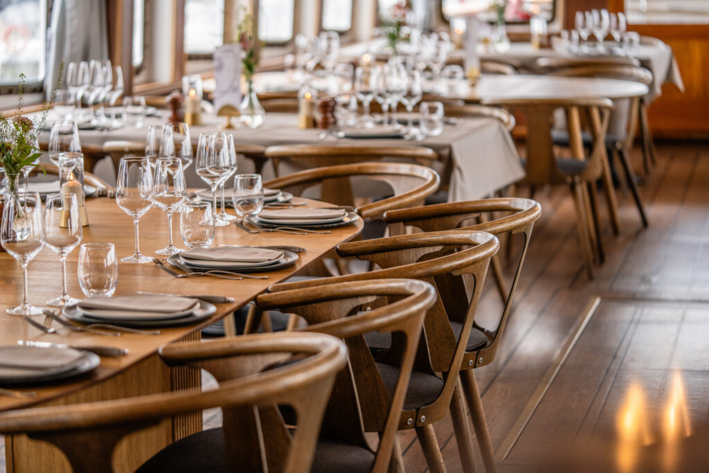 Bordopsætning af restaurant sagafjord
